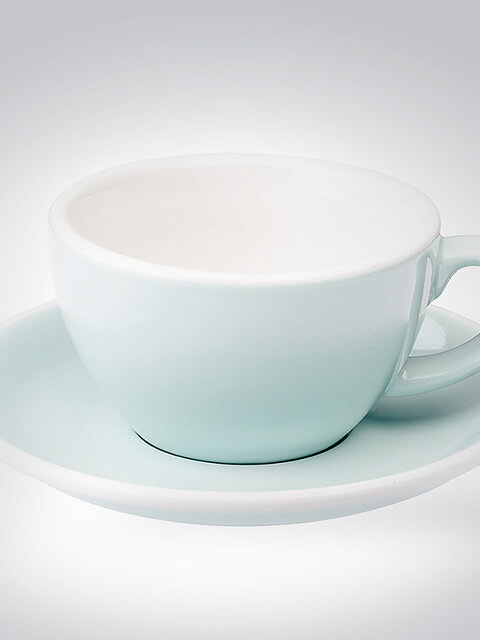 Weiße Teetasse mit Untertasse auf weißem Hintergrund