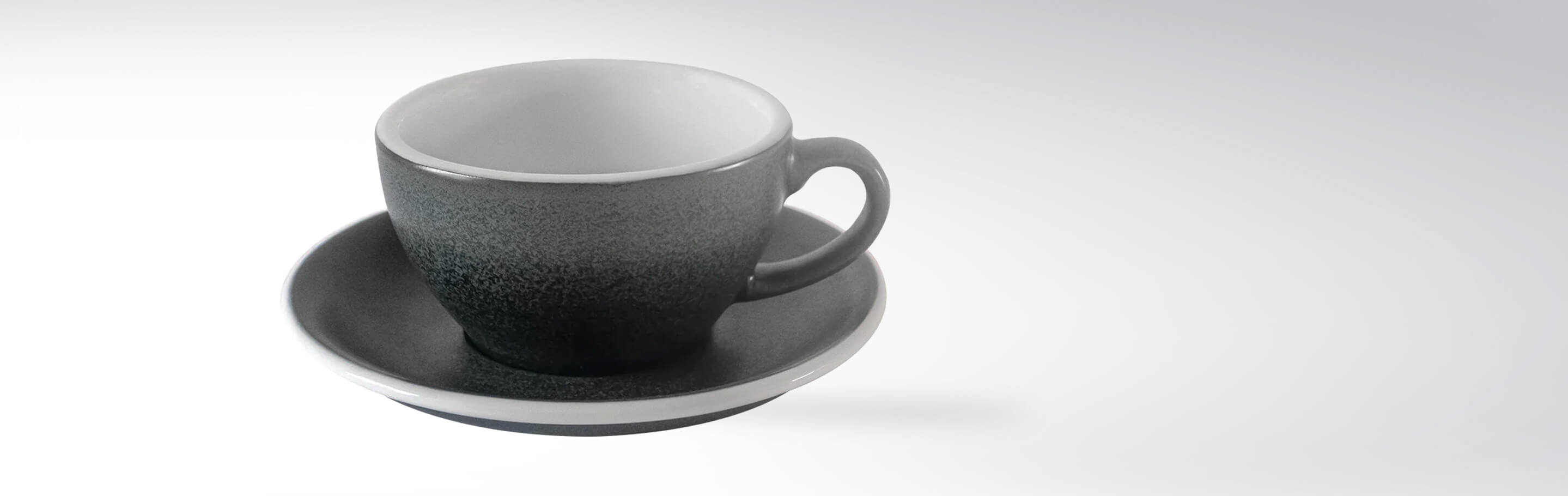 Eine graue Kaffeetasse mit passender Untertasse, minimalistisch und stilvoll gestaltet