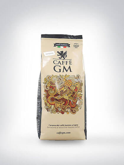 Verpackung von Caffè GM Kaffeebohnen mit farbenfrohem Design und Hinweis auf italienische Herkunft.