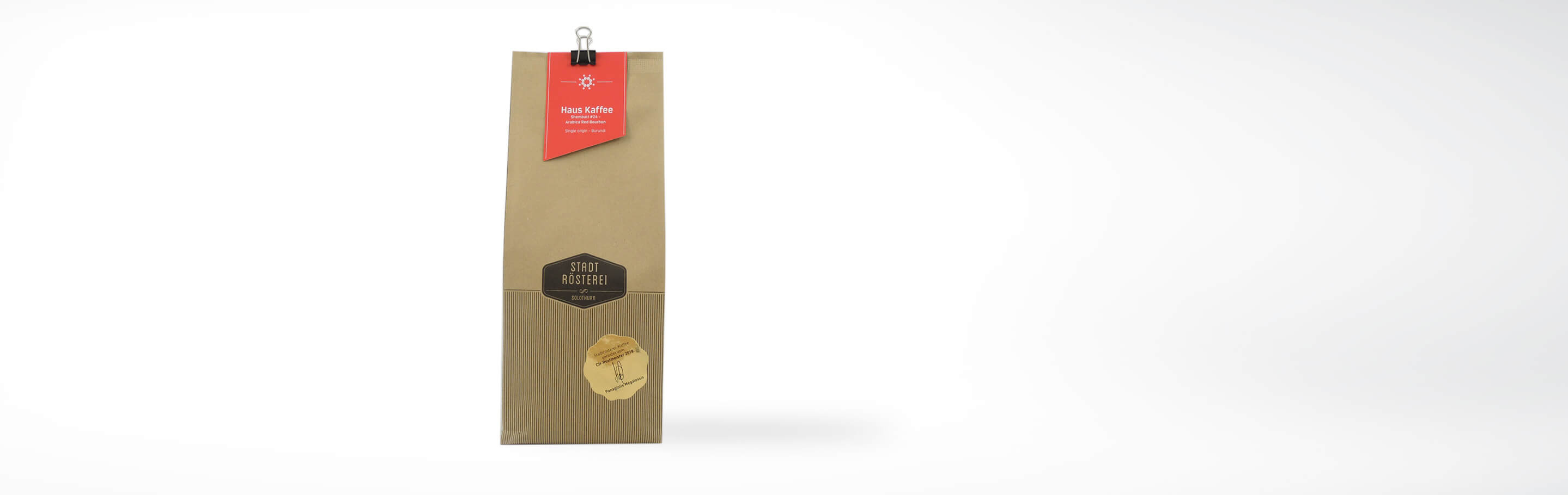 Eine Packung Stadt Rösterei Solothurn Haus Kaffee mit dem Label Amazonas Ahoi Bourbon, Single Origin aus Burundi, auf weißem Hintergrund
