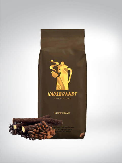 Verpackung des Hausbrandt Superbar Kaffees mit Kaffeebohnen und Gewürzen im Vordergrund