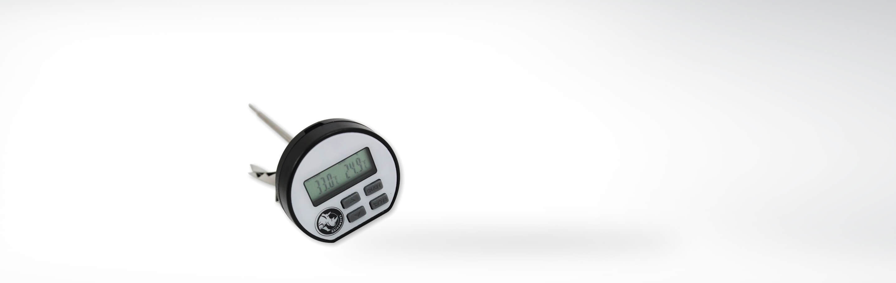 Ein digitales Küchenthermometer mit Display und Bedientasten auf einem weißen Hintergrund