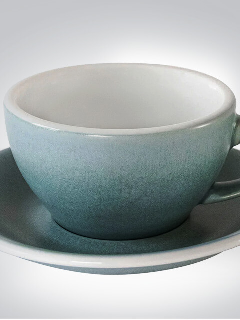 Graue Keramik-Teetasse mit passender Untertasse, elegant und stilvoll