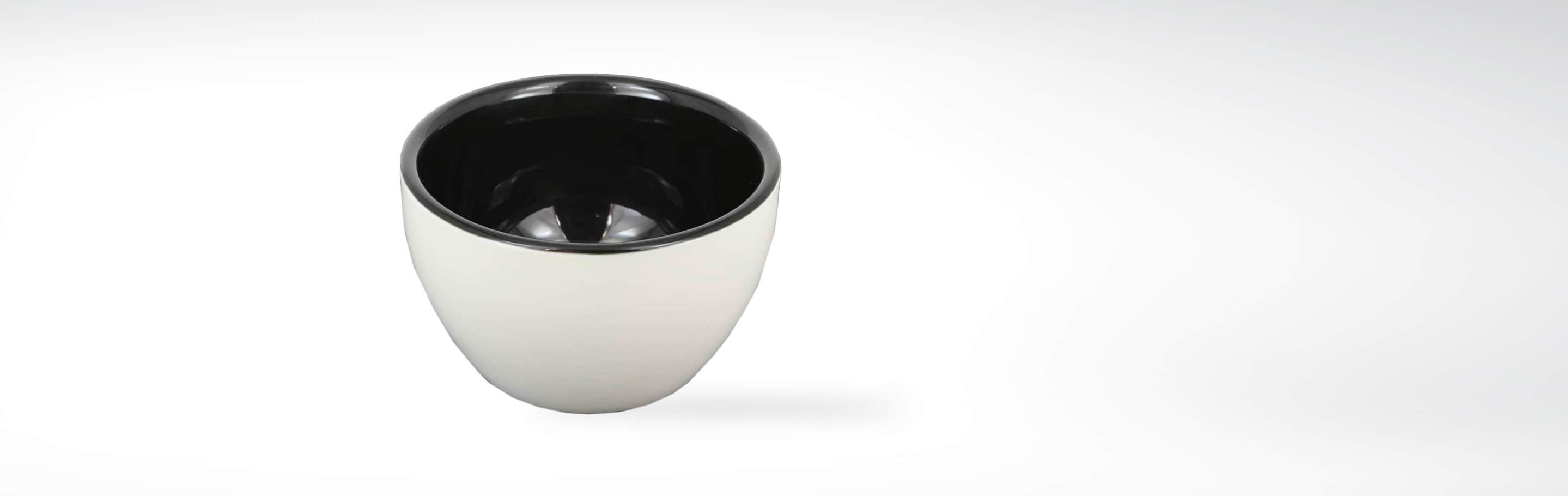 Weiße Keramikschale mit glänzender schwarzer Innenlackierung