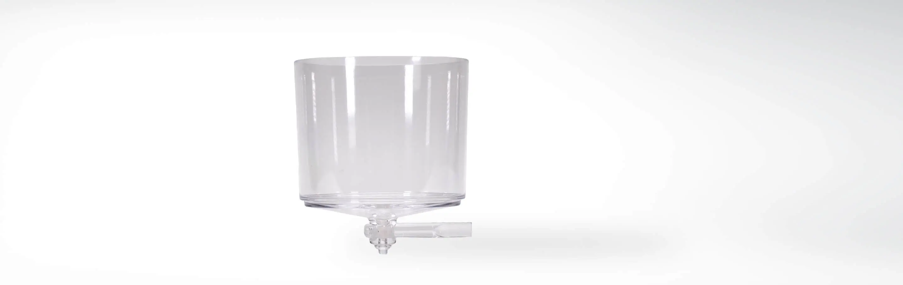 Ein transparenter Kunststoffbehälter mit integriertem Auslaufhahn, ideal für Flüssigkeitslagerung und -entnahme.