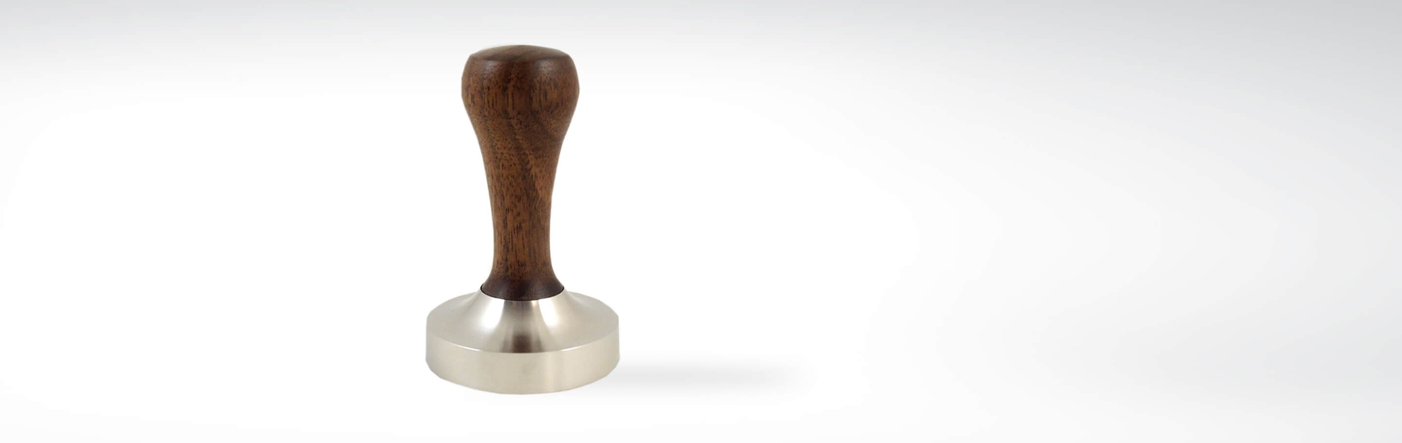 Ein Espresso-Tamper mit einem ergonomischen Holzgriff und einer robusten Metallbasis