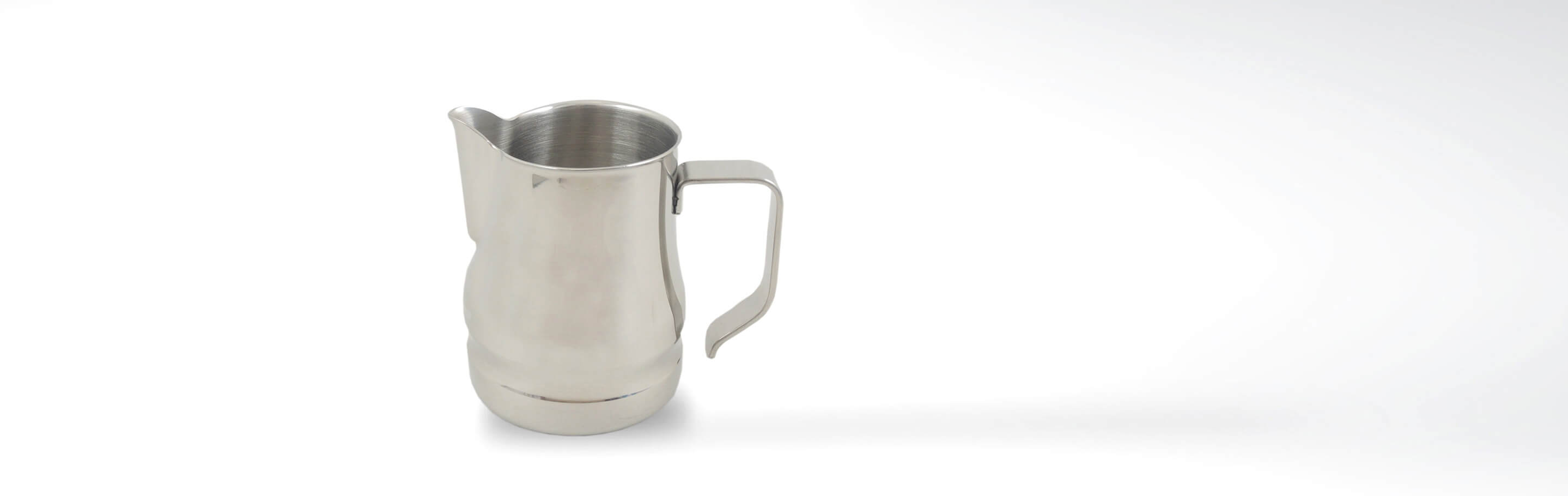 Silbernes Edelstahl Milchkännchen mit Henkel auf weißem Hintergrund