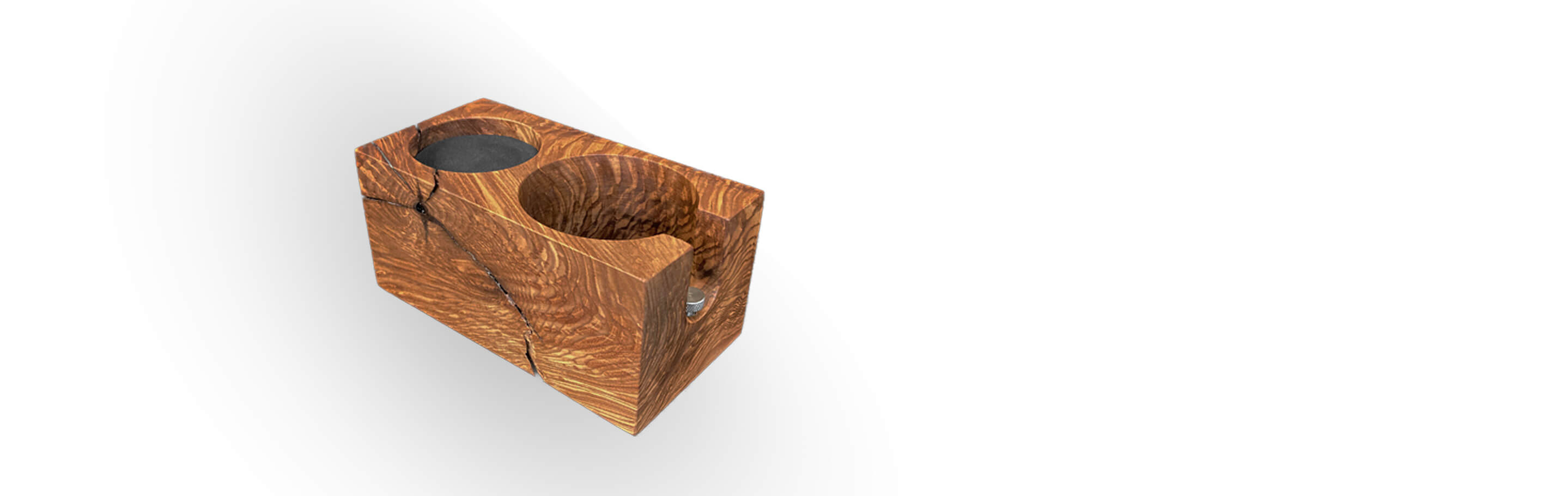 Flaschenhalter aus Eichenholz mit natürlicher Rissoptik und Platz für zwei Flaschen.