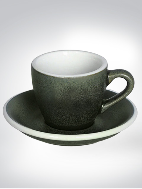 Espressotasse mit passender Untertasse in dunkler grauer Farbe auf hellem Hintergrund