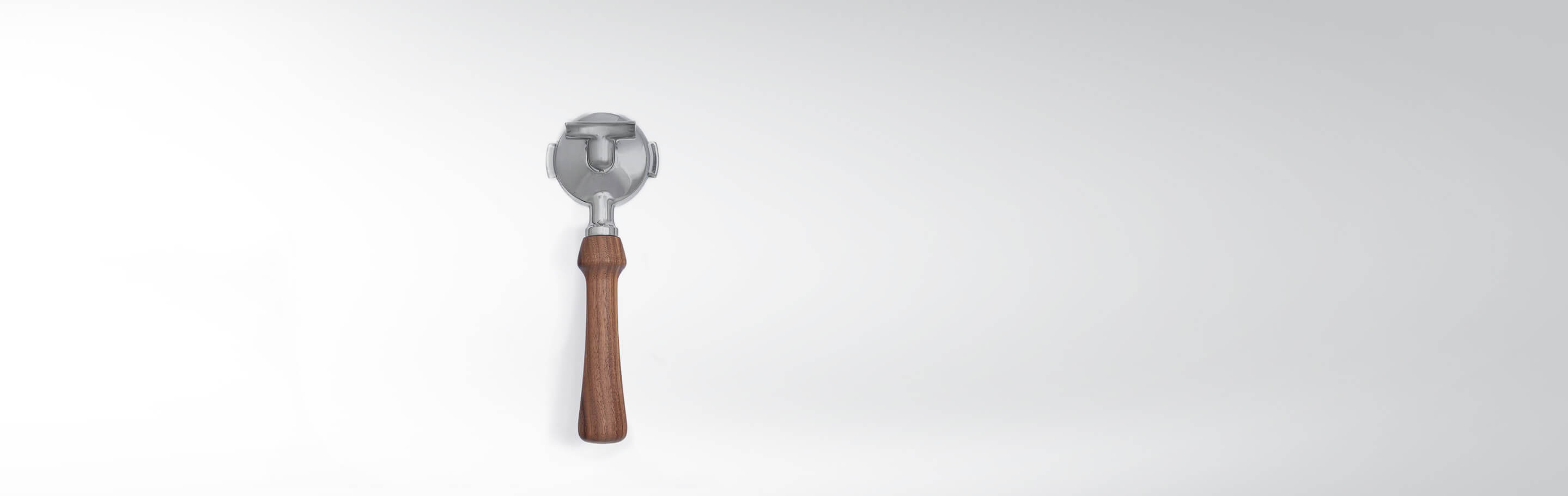 Portafiltergriff mit Holzgriff auf weißem Hintergrund