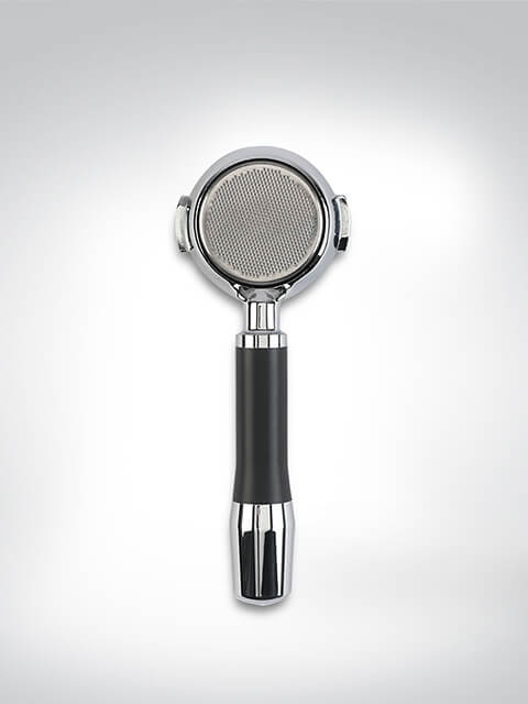 Detailansicht eines hochwertigen Siebträgers aus Edelstahl mit schwarzem Griff