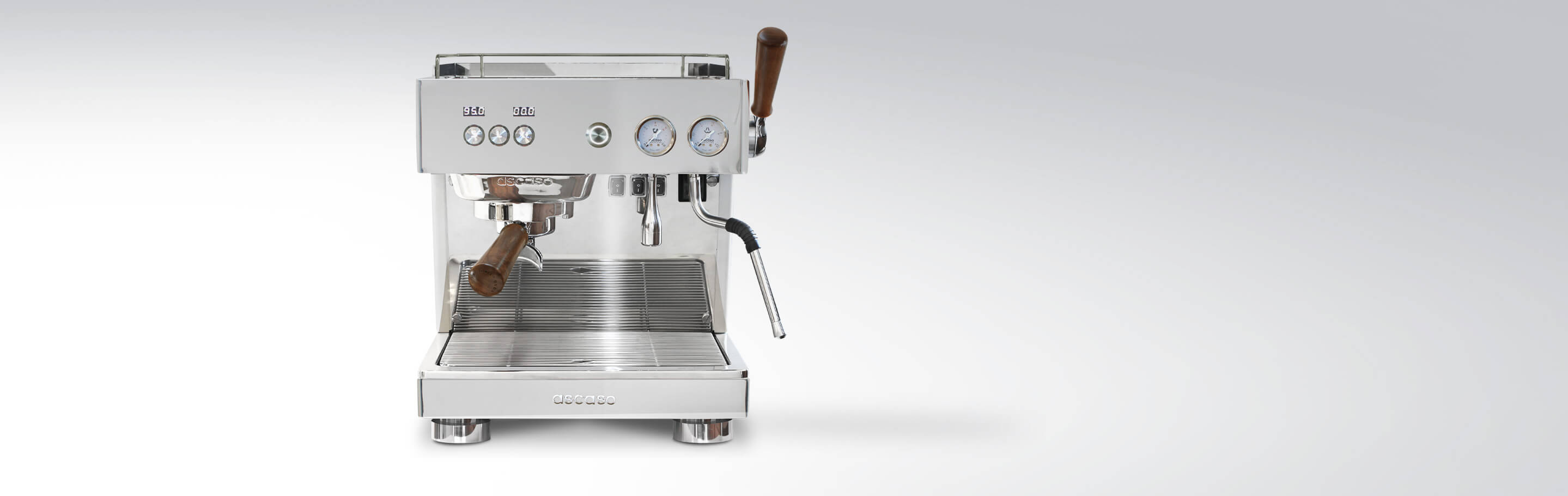 Espressomaschine mit Holzgriffen und zwei Manometern auf weißem Hintergrund