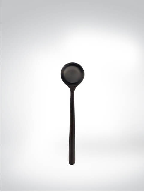 Schwarzer Löffel mit schlichtem Design auf hellem Hintergrund