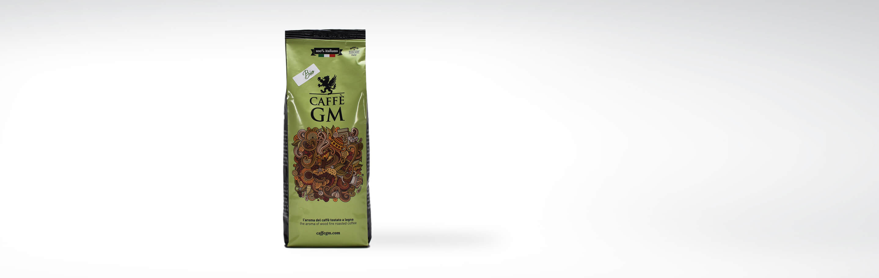 Verpackung von Caffè GM Bio-Kaffee, ein italienischer Kaffee mit kunstvollem Etikett auf weißem Hintergrund.