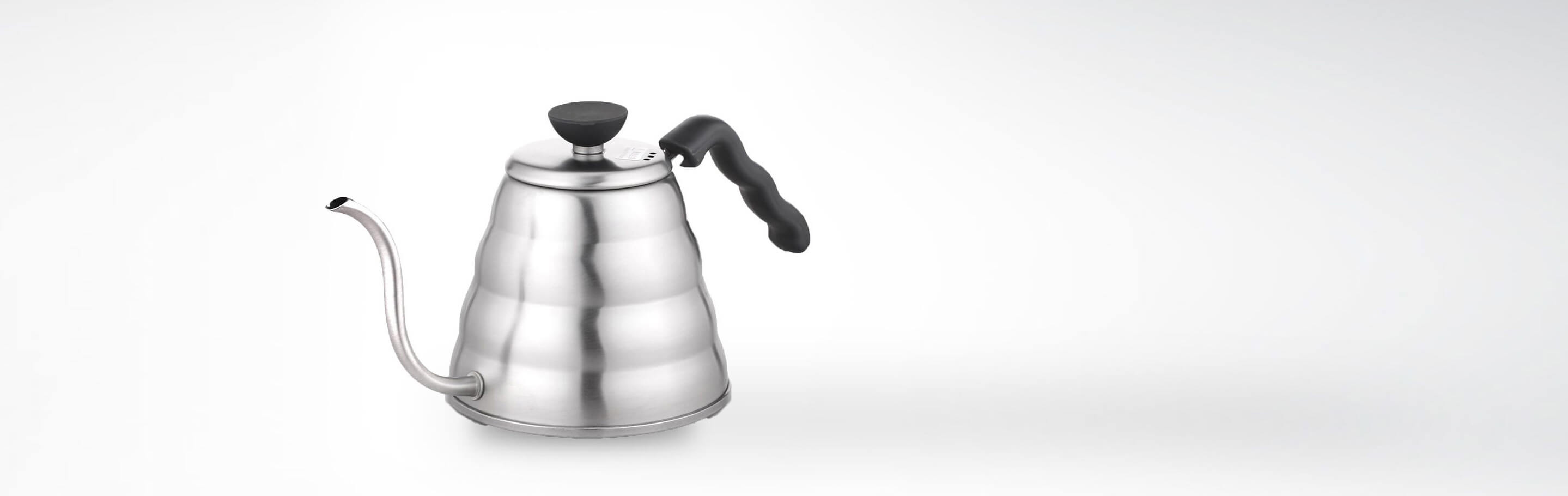 Ein eleganter Wasserkessel aus Edelstahl mit Schwanenhals und schwarzem Griff auf weißem Hintergrund