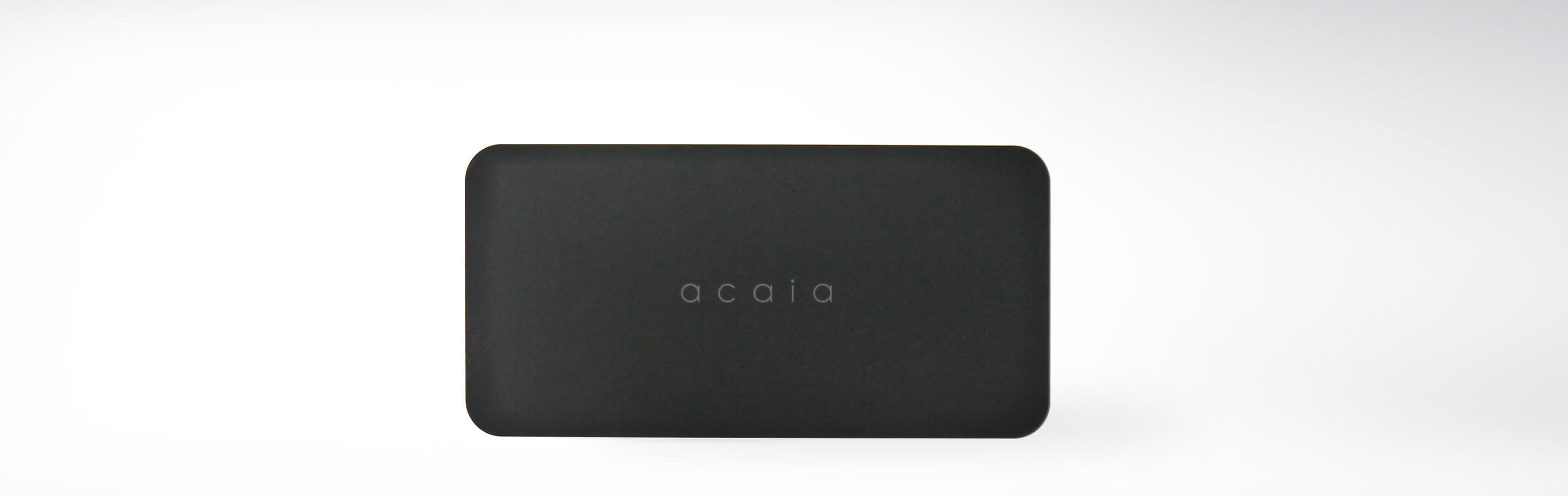 Eine schlanke, rechteckige, schwarze Verpackung mit dem Logo 'acaia' darauf abgebildet