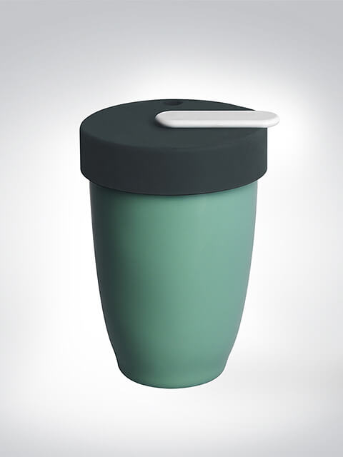 Grüner Kaffeebecher mit schwarzem Deckel und weißem Griff auf grauem Hintergrund