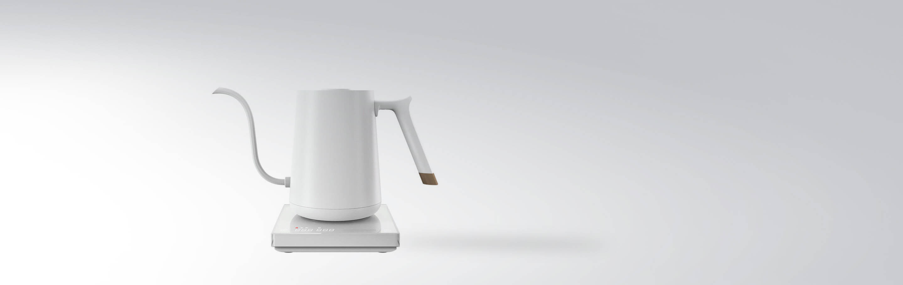 Ein stilvoller, weißer Wasserkocher mit Schwanenhals-Ausguss und Holzakzent am Griff, der auf einer modernen Basis steht.