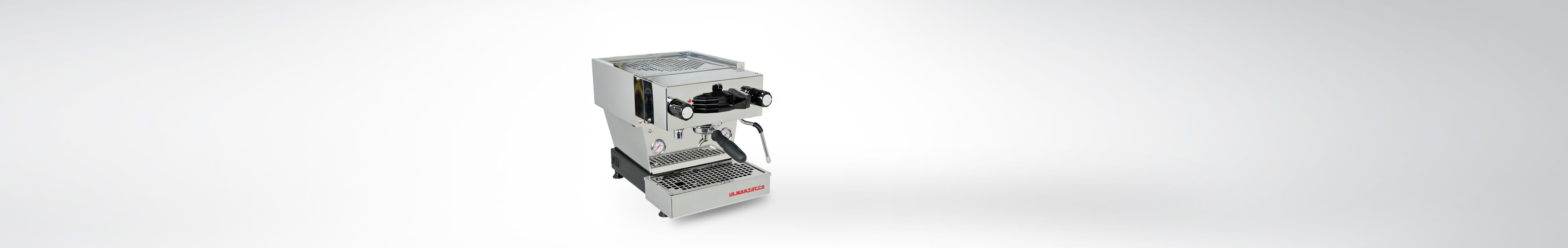 Professionelle Espressomaschine aus Edelstahl auf weißem Hintergrund