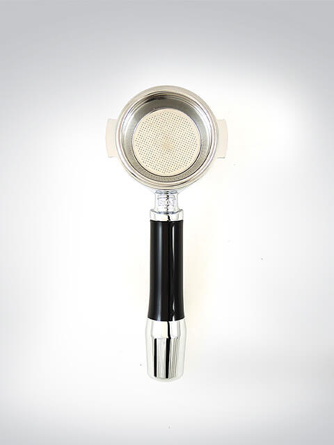 Einzelner Siebträger mit schwarzem Griff auf weißem Hintergrund