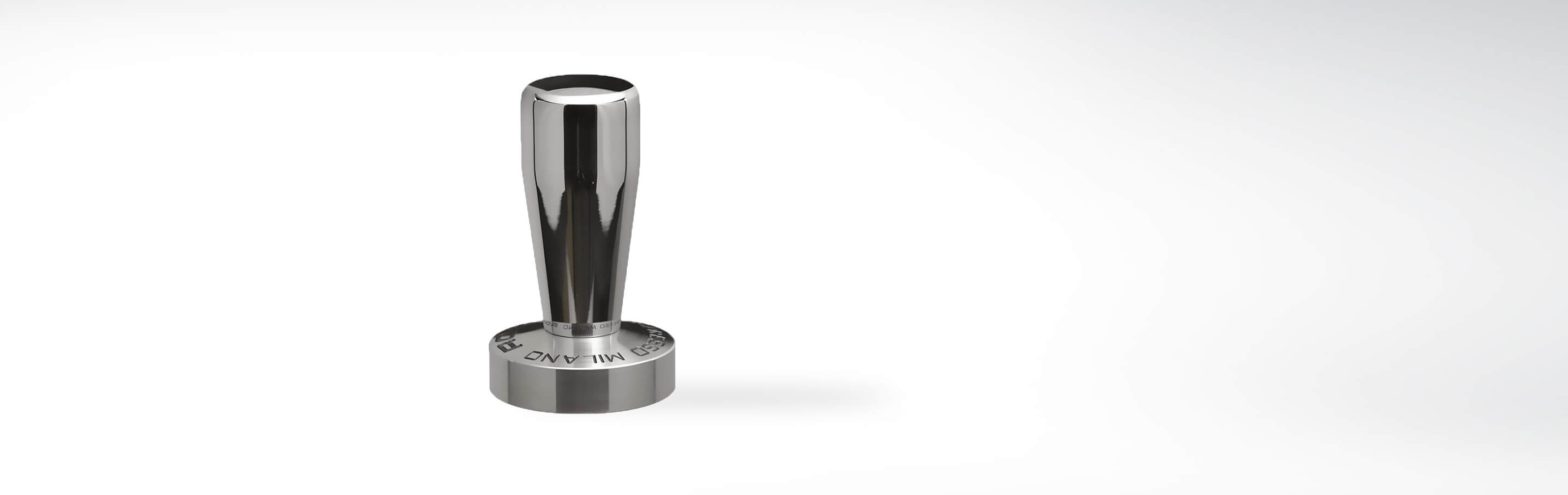 Ein glänzender Kaffeetamper aus Edelstahl mit gravierter Basis, ideal für Kaffeeliebhaber und Baristas, um den perfekten Espresso zuzubereiten.