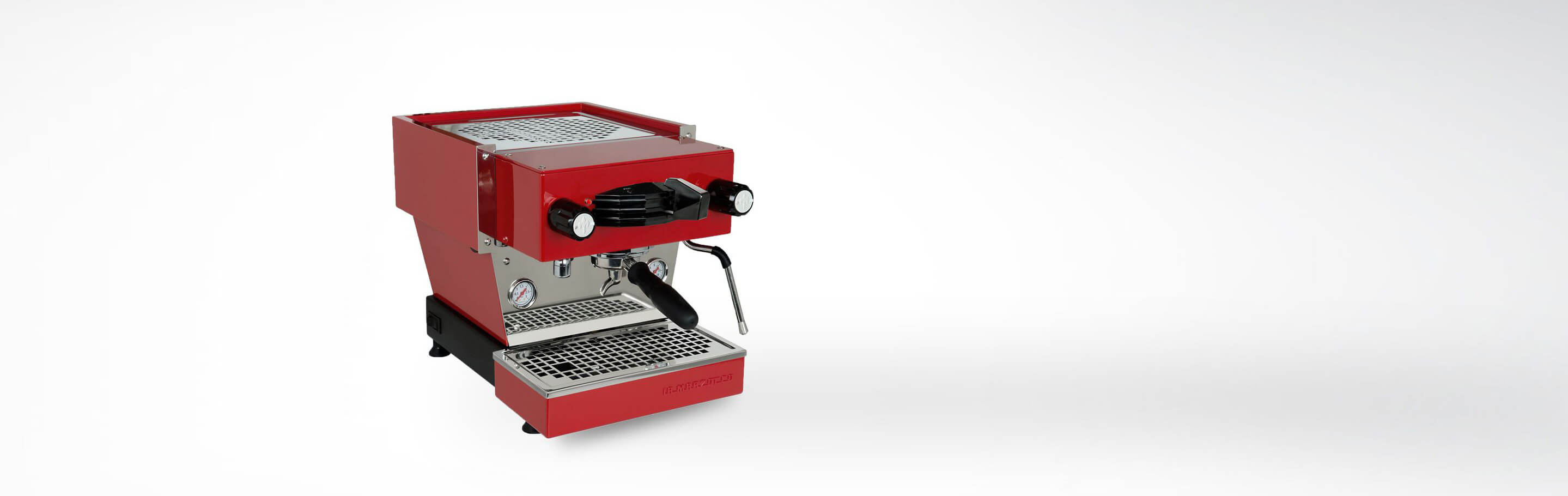 Rote Espressomaschine mit Dampfdüse und Siebträger