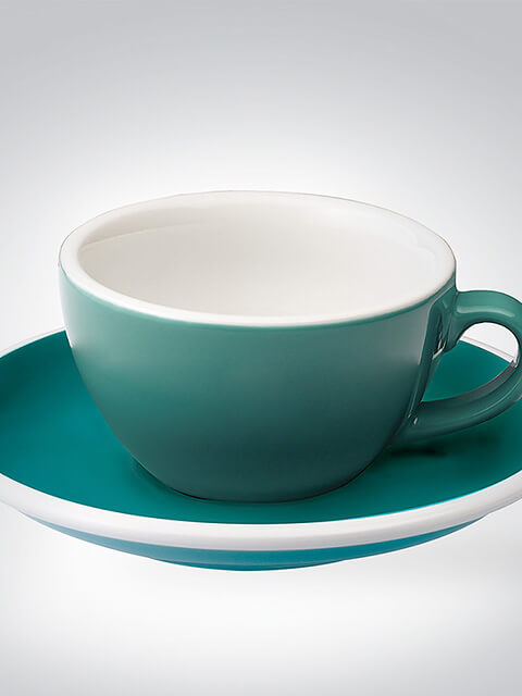 Elegante Teetasse mit türkisfarbener Untertasse auf neutralem Hintergrund