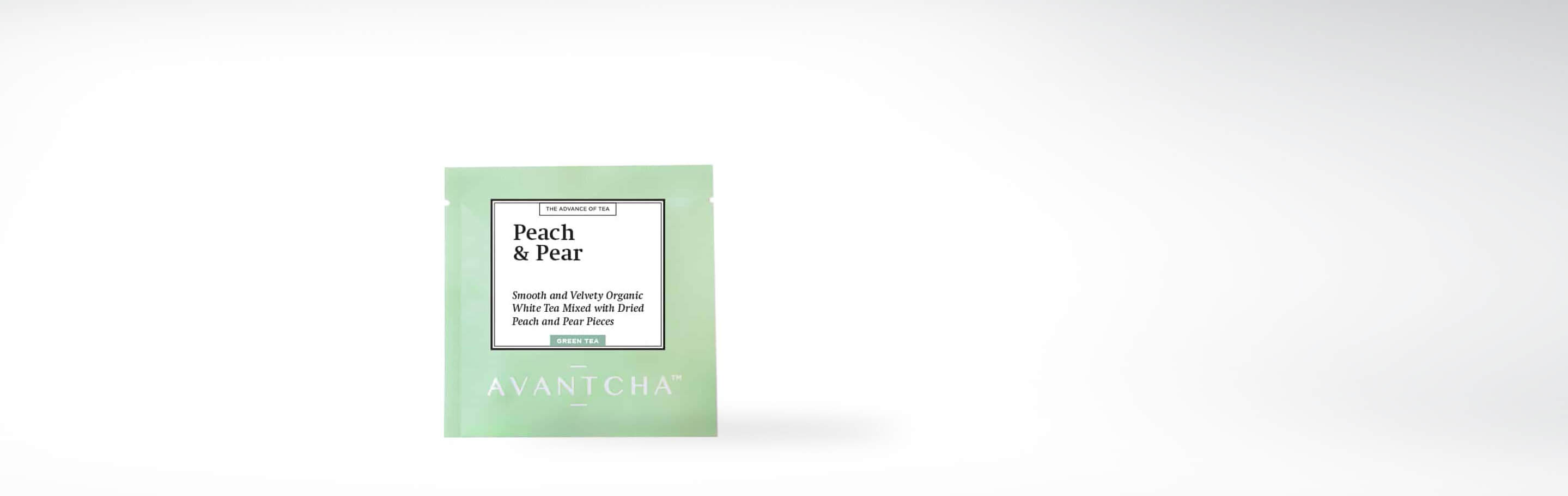 Eine grüne Teeverpackung von AVANTCHA für Peach & Pear Weißer Tee, der mit getrockneten Pfirsich- und Birnenstücken gemischt ist.