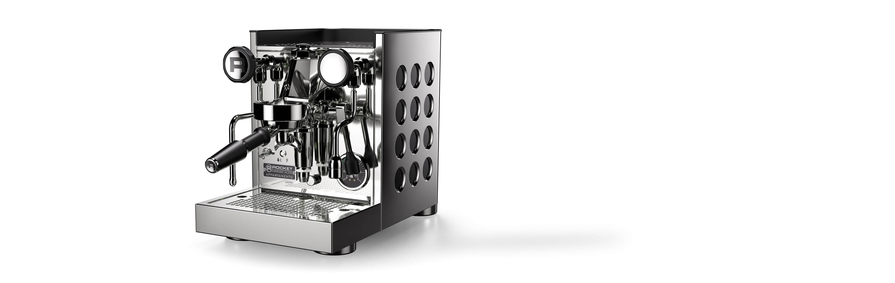 Elegante Espressomaschine mit seitlichen Löchern im Gehäuse, Vorderansicht mit Siebträger und Bedienelementen