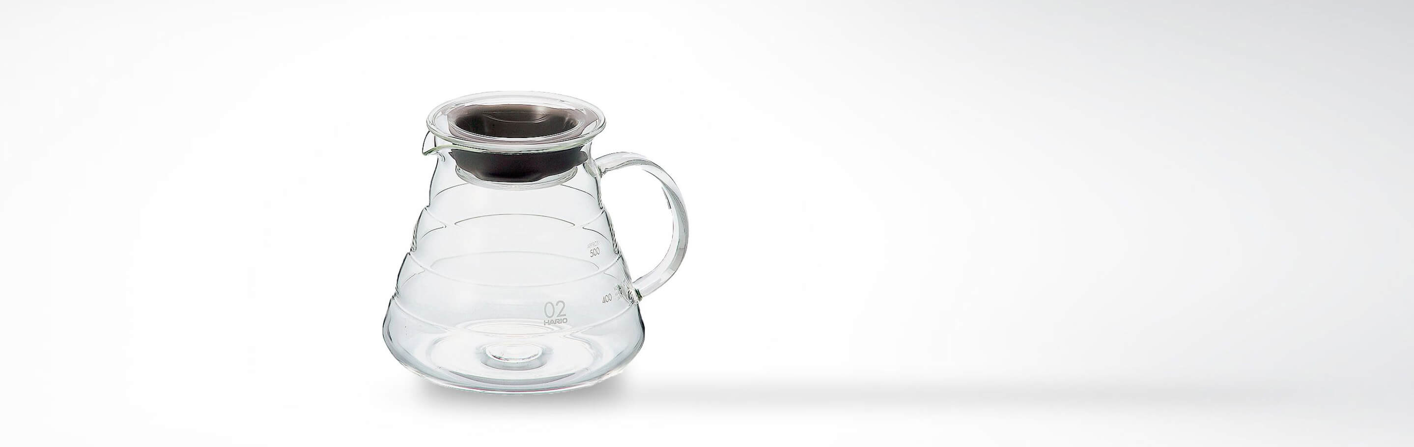 Transparente Glas-Kaffeekanne mit Deckel und Henkel auf weißem Hintergrund