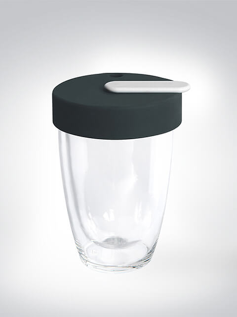 Transparenter Trinkbecher aus Glas mit schwarzem Silikondeckel und weißer Trinköffnung