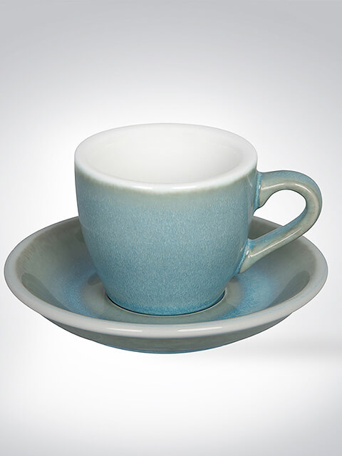 Blau-grüne Espressotasse aus Keramik mit passendem Unterteller