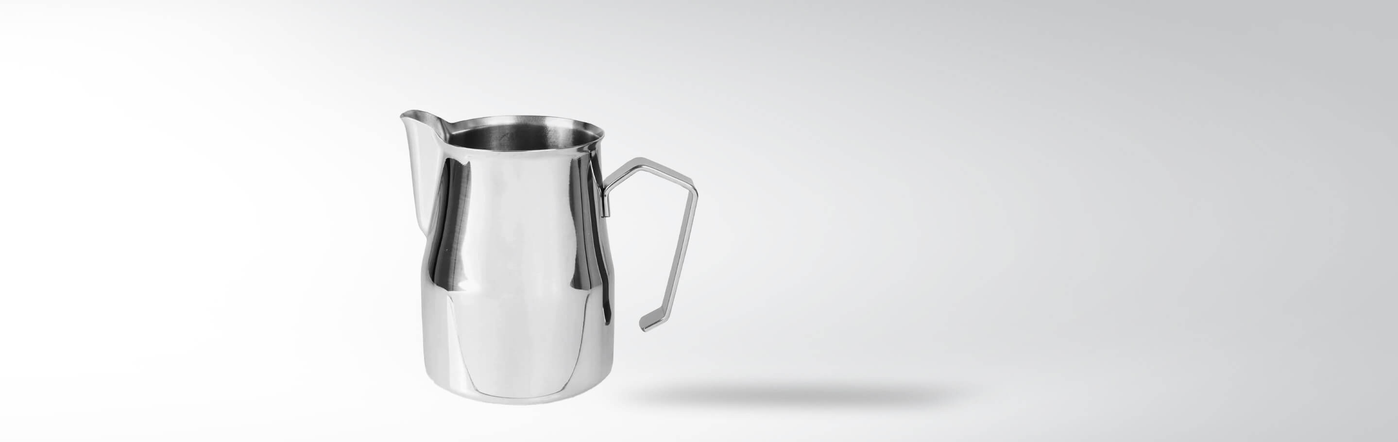 Silbernes Milchkännchen aus Edelstahl mit Henkel auf weißem Hintergrund