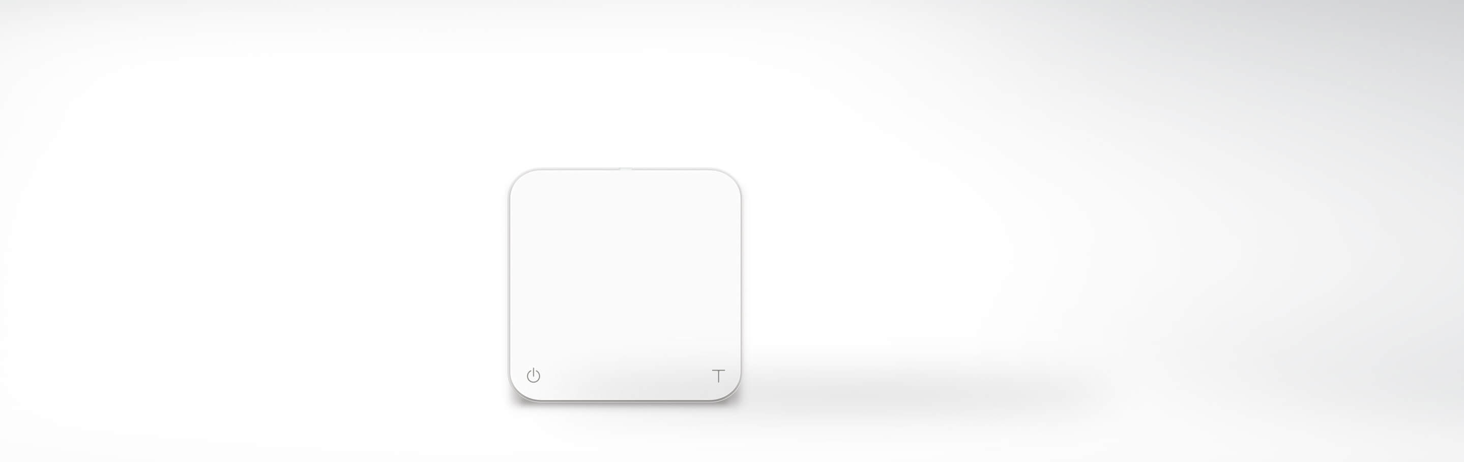 Weißer, quadratischer Wandthermostat auf weißem Hintergrund mit einem schlichten, modernen Design