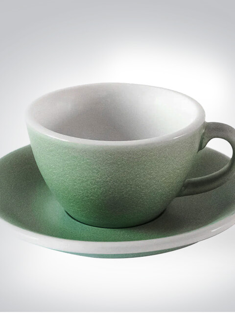 Grüne Keramik-Teetasse mit passender Untertasse