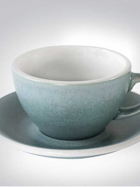 Keramiktasse mit dazugehöriger Untertasse in einem dezenten Blauton