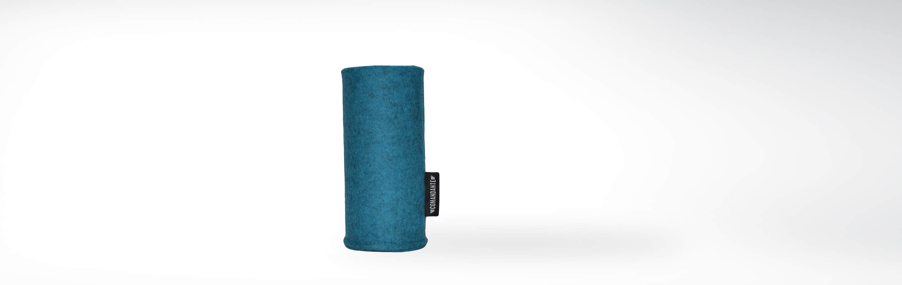 Türkisfarbene Schutzhülle aus Filz für Kaffeemühle im vertikalen Format