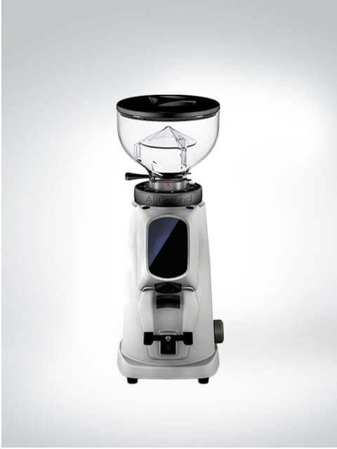 Weiße elektrische Kaffeemühle mit klarem Bohnenbehälter auf weißem Hintergrund