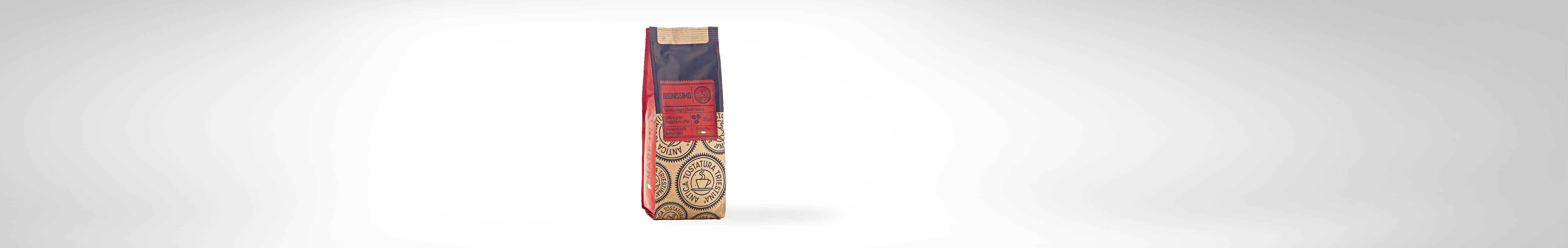 Packung mit Premium-Kaffeebohnen in dekorativer Verpackung auf hellem Hintergrund