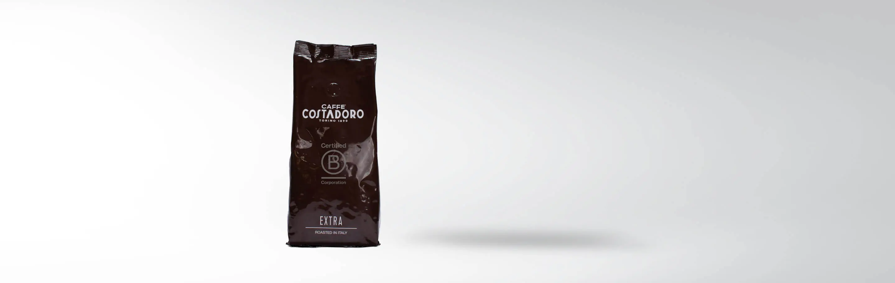 Eine Packung Caffé Costadoro Extra Kaffee, geröstet in Italien, auf weißem Hintergrund