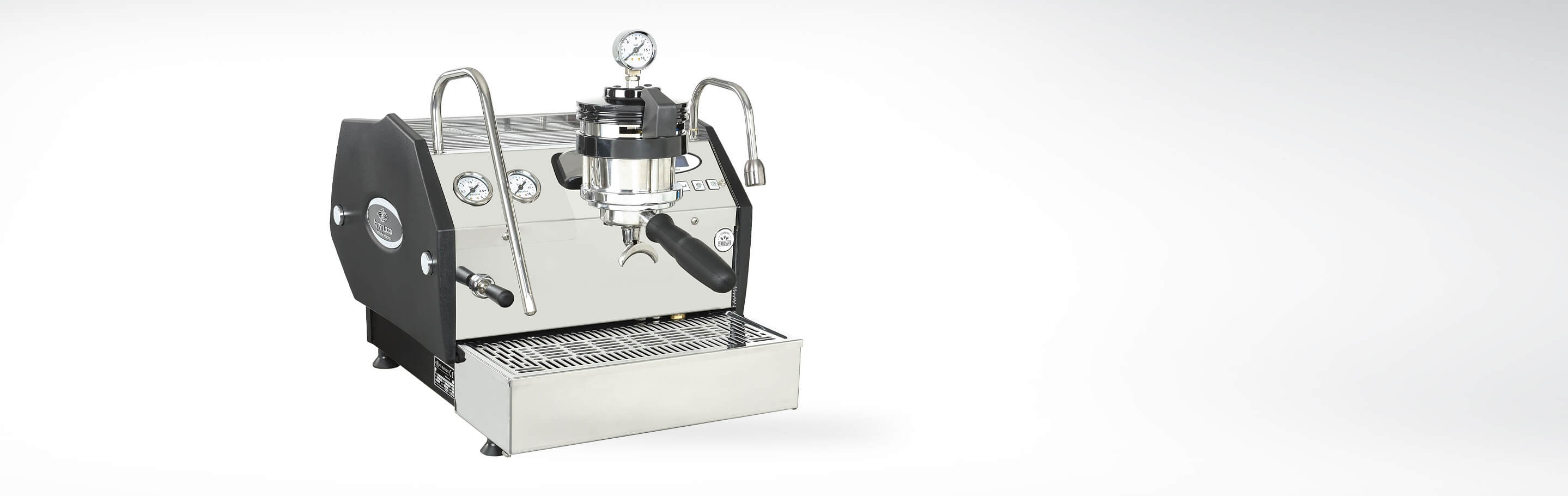 Silberne professionelle Espressomaschine mit Manometern, zwei Dampflanzen und einer Tropfschale