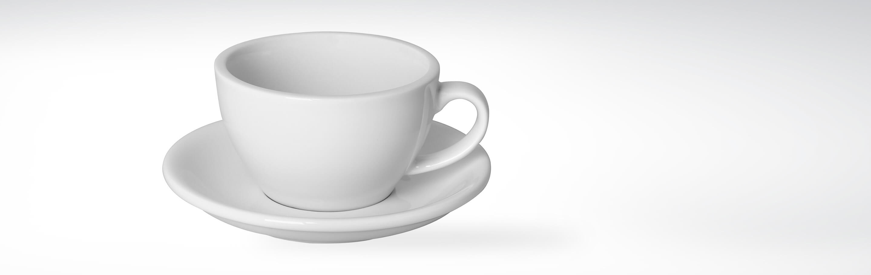 Weiße Porzellantasse mit passender Untertasse auf hellem Hintergrund