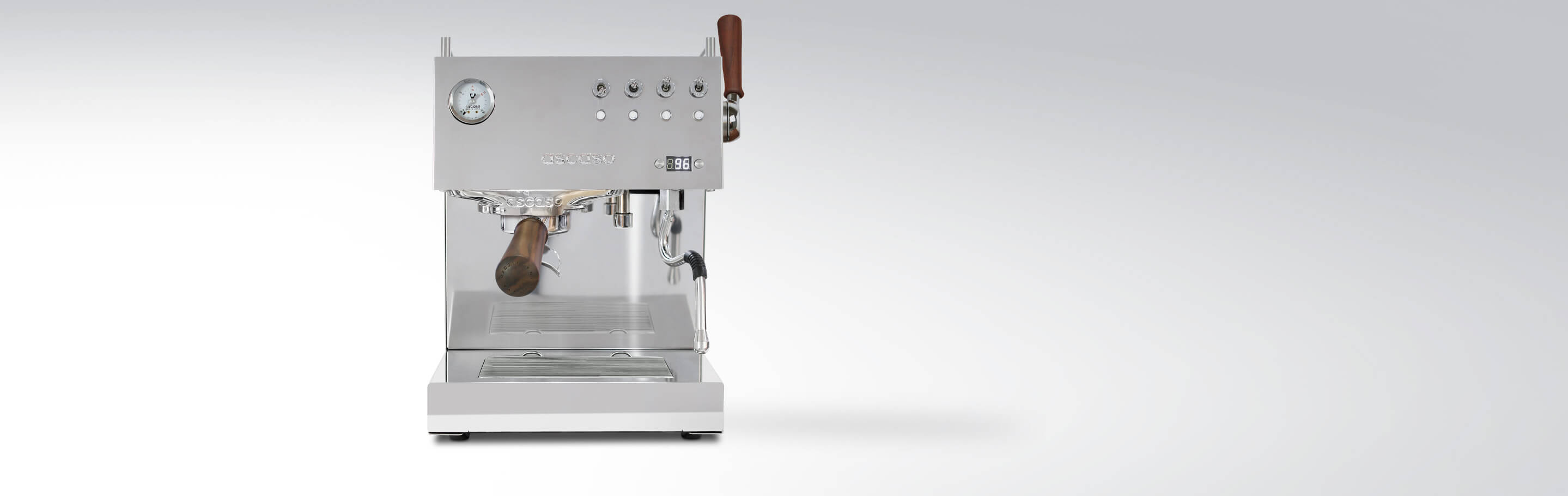 Vorderansicht einer modernen Espressomaschine aus Edelstahl mit Holzgriffen und integriertem Druckmessgerät