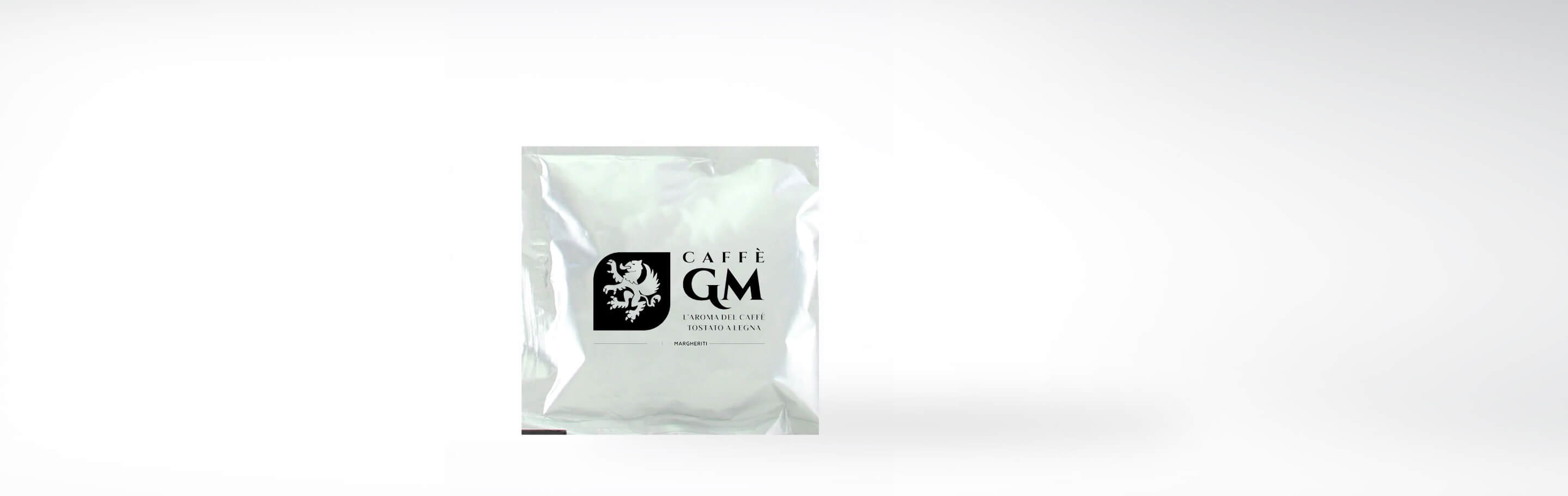 Ein silberner Frischebeutel mit der Aufschrift 'Caffè GM' und einem Löwenemblem, präsentiert auf weißem Hintergrund.