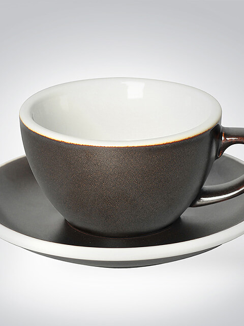 Elegante schwarz-weiße Keramiktasse mit passender Untertasse