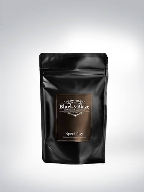 Schwarze Verpackung von Black & Blaze Kaffee mit Spezialität-Label, 250g