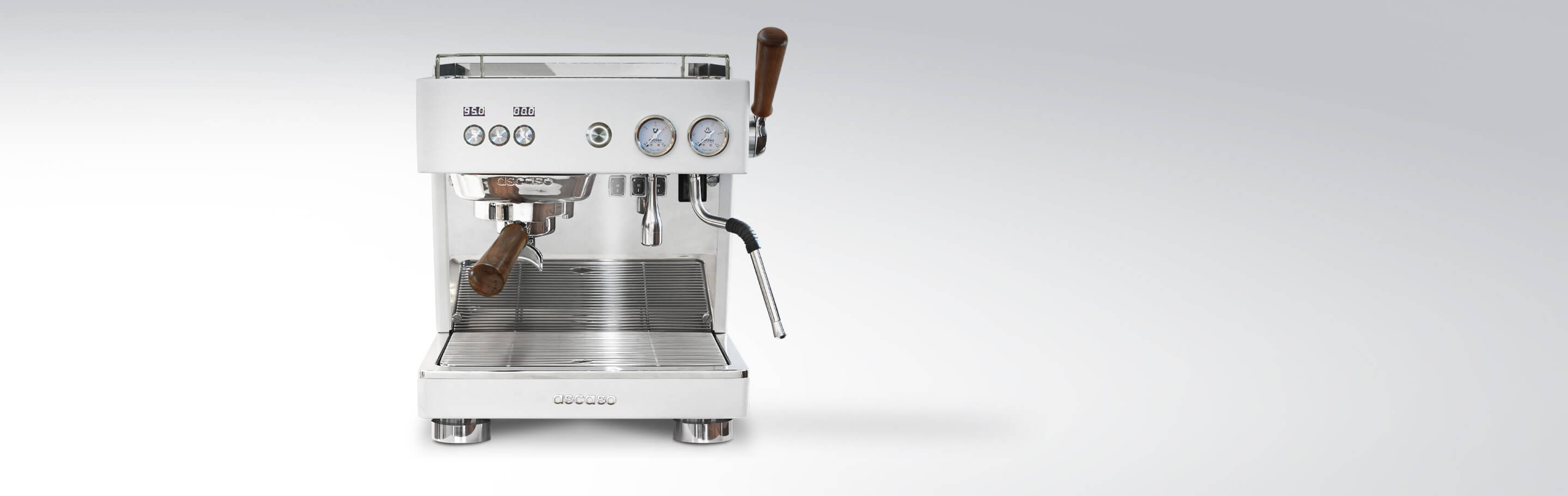 Moderne Siebträgermaschine mit Holzgriffen und Kontrollelementen, ideal für die Zubereitung von Espresso und Cappuccino zu Hause