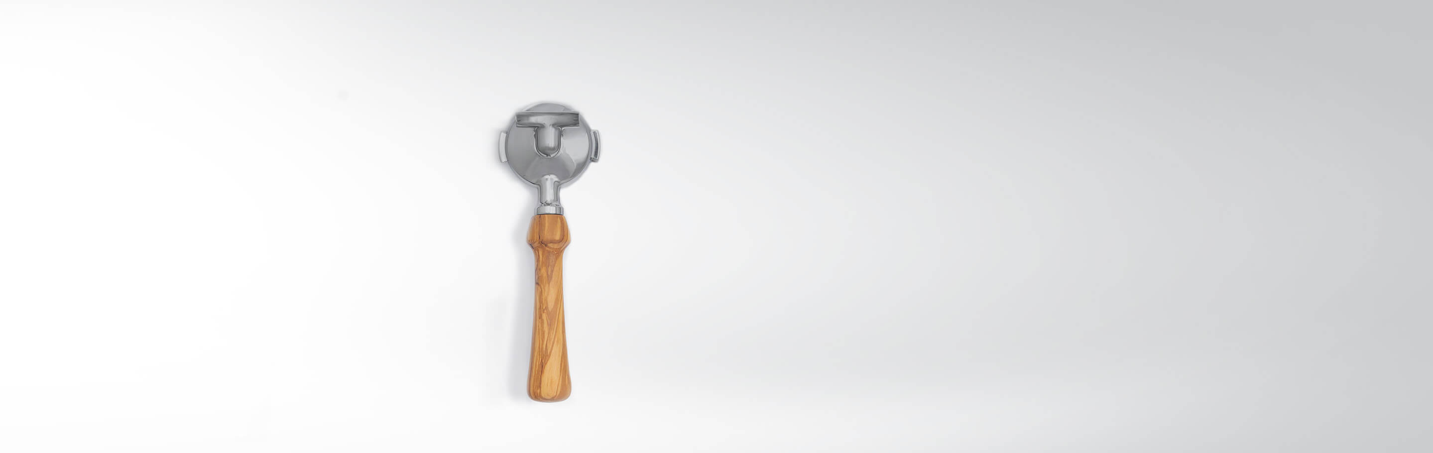 Gemüseschäler aus Edelstahl mit ergonomischem Holzgriff auf weißem Hintergrund