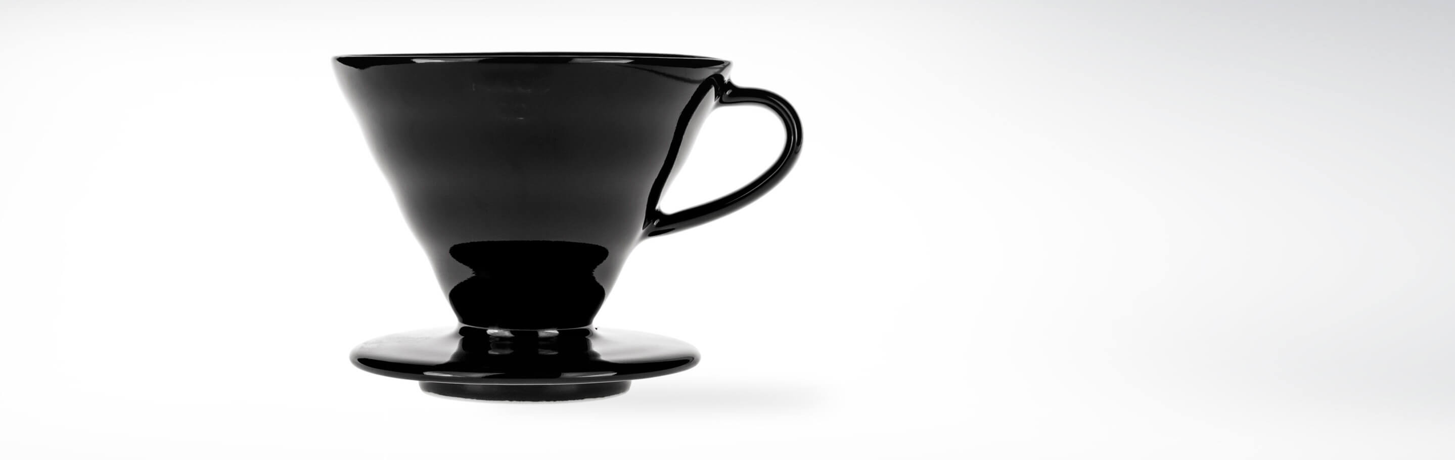 Schwarzer Kaffeefilter aus Keramik mit modernem Design auf weißem Hintergrund