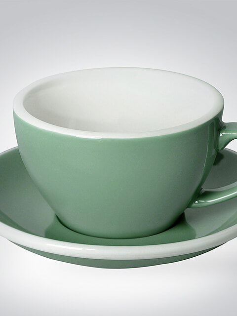 Grüne Keramik-Kaffeetasse mit passender Untertasse, elegantes Design